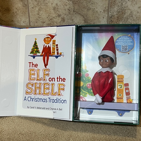 The Elf On The Shelf Brown Eyed boy Doll Dark Skin A Christmas Tradition Book - Picture 1 of 2